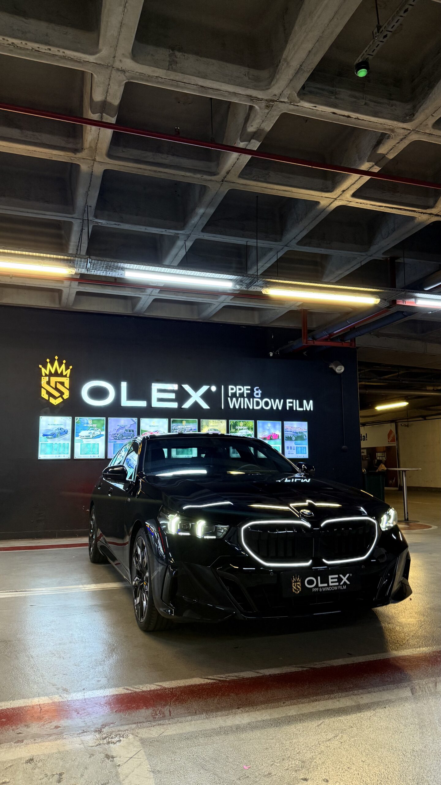 Olex Moi Garage uzmanı araca koruma filmi uyguluyor